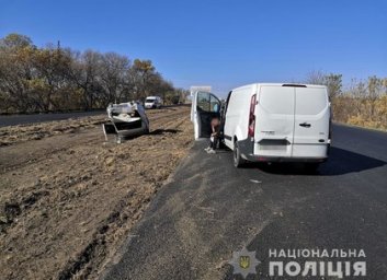 ФОТО: В результате ДТП легковушка перевернулась на крышу: пожилых пострадавших доставили в больницу 