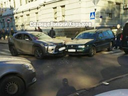 В центре Харьковастолкнулись Lexus и Volkswagen (ФОТО)