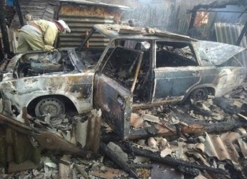 ФОТО: Автомобиль в гараже сгорел под Харьковом (ГСЧС)