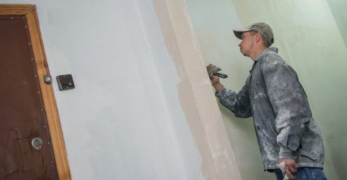 В Харькове ремонтируют подъезды жилых домов