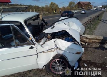 ФОТО: Под Харьковом ВАЗ врезался в отбойник (ГУ НП)