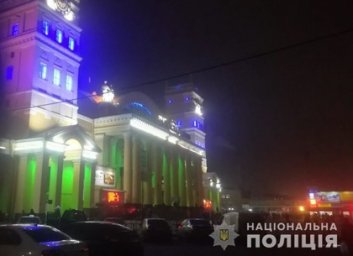 Взрывчатку искали в роддомах и на вокзале, в торговых центрах и аэропорту