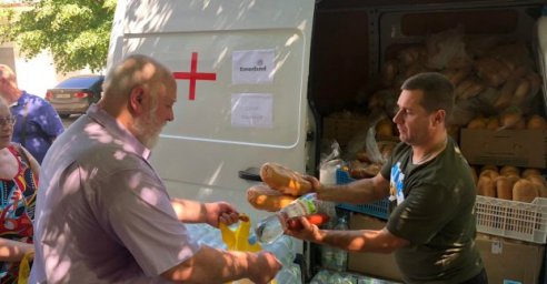 Харьковчанам продолжают оказывать гуманитарную помощь