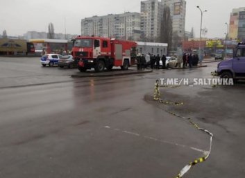 Пожарные и полиция оцепили торговый центр на Салтовке (ФОТО)