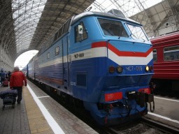 Выстрел в ногу: «Укрзализныця» сократила частоту курсирования второго по прибыльности поезда междуна