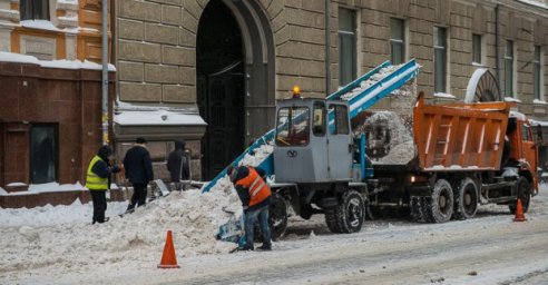 На дорогах Харькова работают более 60 снегоуборочных машин