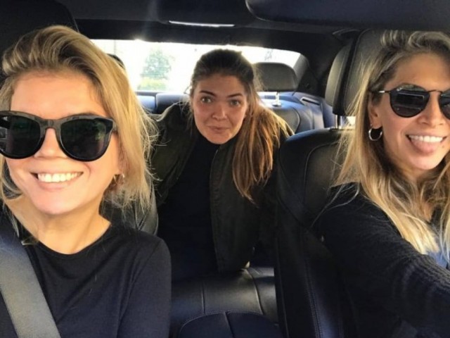 Как близняшки: Вера Брежнева показала фото с сестрами