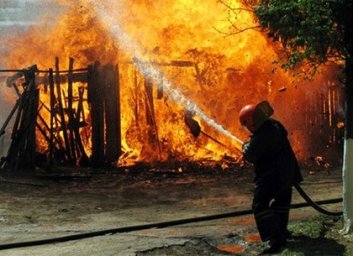 Сгорела хата - не сгорел сарай, спасатели постарались (ФОТО)