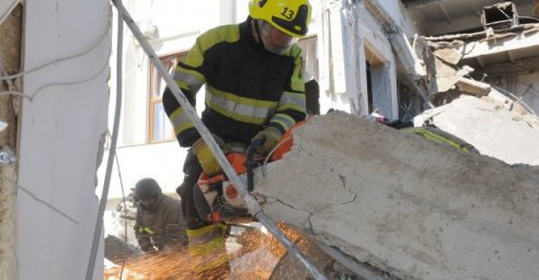 Подразделения ГСЧС продолжают тушить пожары и обезвреживать боеприпасы