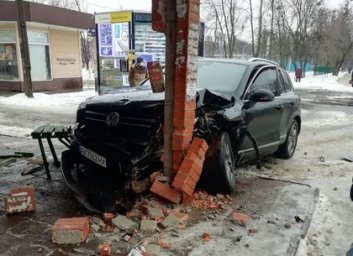 ВИДЕО: В Харькове внедорожник влетел в остановку, есть пострадавшие - Очевидцы