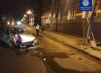 Пьяный водитель снес электроопору (ФОТО)