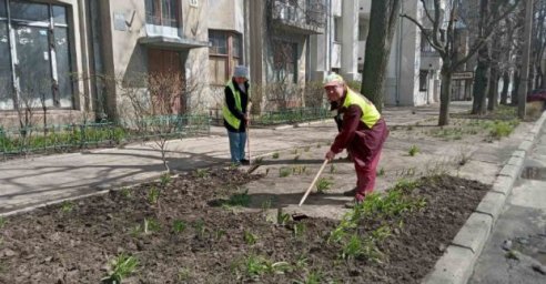 Харьковские дворники убирают придомовые территории