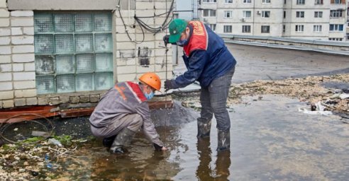 Бригады «Харьковводоканала» чистят водостоки и просят жителей не засорять их мусором