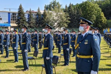 В Харькове 585 молодых военных получили первые офицерские погоны