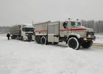 Забуксовавшие под Харьковом фуры вытаскивала техника ГСЧСников (ФОТО)