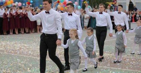 В Харькове для восьми тысяч выпускников прозвучал последний звонок