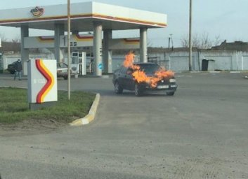 Рядом с АЗС в Песочине пылал автомобиль (ВИДЕО)