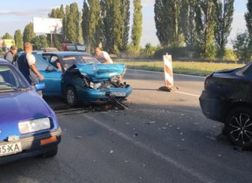 Под Харьковом произошло массовое ДТП: Разбились четыре машины