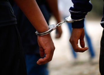 Похищение средь бела дня: прохожие и полиция задержали двух человек