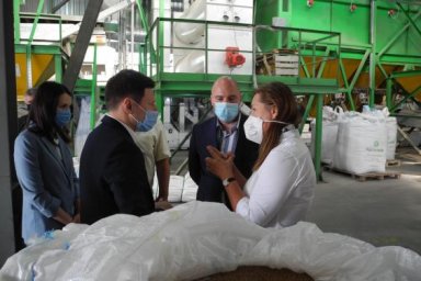 Евгений Грицков посетил два предприятия Коломакского района
