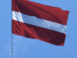 Победа на выборах в Латвии пророссийской партии не означает изменения политического курса Риги - евр