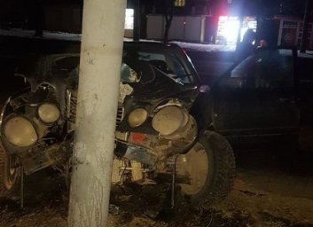 ДТП на Юбилейном: Mersedes подружился со столбом (ФОТО)