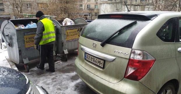 
Харьковчан просят правильно парковать автомобили возле мусорных контейнеров
