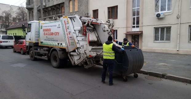 
Рабочие КВБО продолжают убирать в центре Харькова
