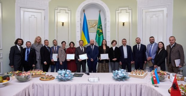 В городском совете наградили работников дипломатической службы