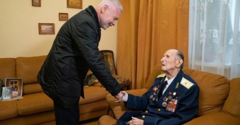 Игорь Терехов поздравил с Днем победы Героя войны