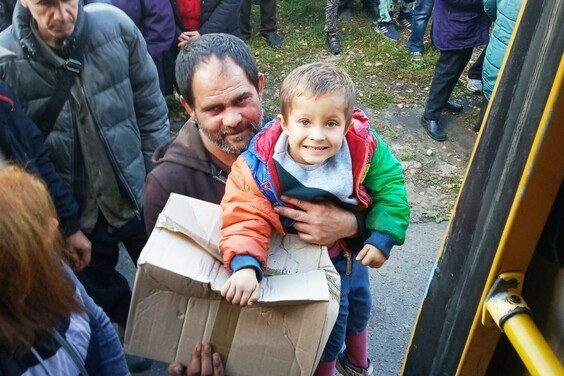 
Жителі звільненої з окупації Куп&rsquo;янщини отримують гуманітарну допомогу
