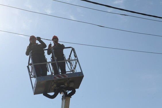 
Энергетики подключили к электросети еще одно село в Балаклейской громаде
