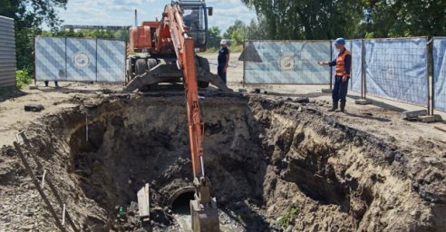На Салтовке ремонтируют метровый канализационный коллектор