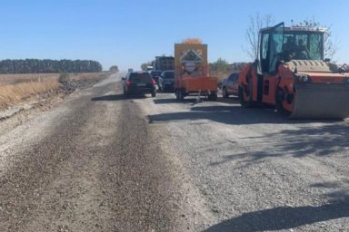 На дороге государственного значения в Балаклейском районе проводится текущий ремонт