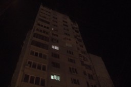 В Харькове из горящей многоэтажки спасли мать с ребенком