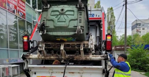 В Харькове более 130 машин вывозят мусор с придомовых территорий