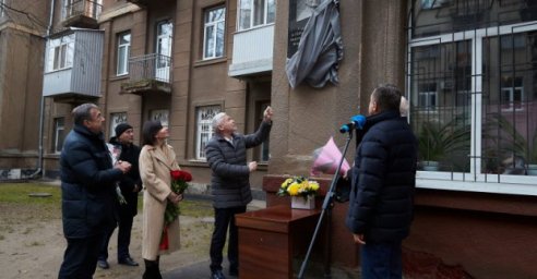 В Харькове открыли мемориальную доску выдающемуся физику Александру Ахиезеру
