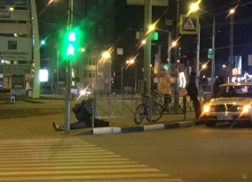 Вечером на проспекте Харькова уимер мужчина