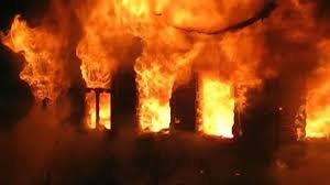 По Рогатинскому пвъезду выгорел огромный частный дом - пострадало только имущество трех владельцев