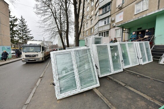 Харків'яни отримали від обладміністрації металопластикові вікна
