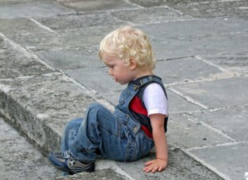 Малыш один остался на улице: мать привлекли к ответственности