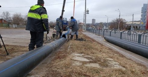 
В Киевском районе устраняют повреждение на водоводе после обстрела
