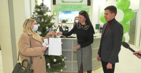 В Харькове торжественно вручили 300-тысячную &laquo;Карточку харьковчанина&raquo;