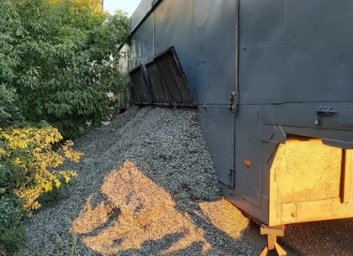 На дороге загорелась фура со шротом