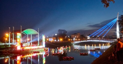 Символичная постановка на Мемориале и концерт на площади - в Харькове отметят День города