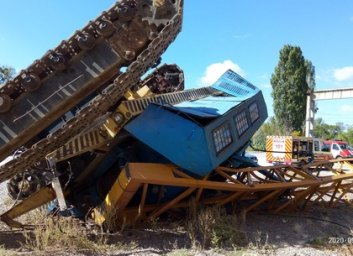 ФОТО: На предприятии перевернулся кран, пострадал рабочий (ГСЧС)