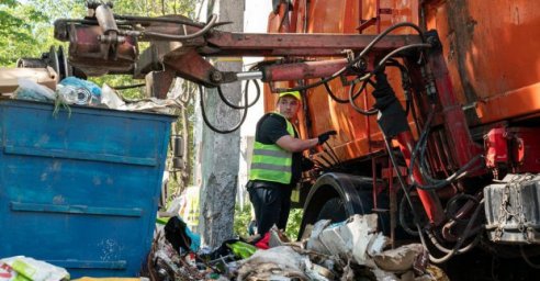 За неделю КВБО вывозит десятки тысяч кубометров мусора