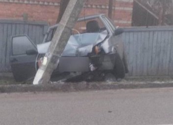 Ограбление пошло не так: нападавшие избили водителя, угнали автомобиль и врезались в столб (ФОТО)