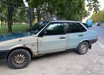 Раненый в шею таксист сам приехал к врачам, залив дорогу от машины до приемнного покоя кровью (ФОТО)