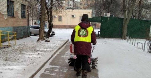 
В Харькове снег убирают более двух тысяч коммунальщиков
